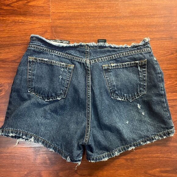 No boundaries distressed cut off denim shorts. Size 9. - Picture 3 of 8